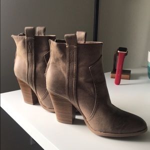 CUTE & COMFY Brown Booties!!